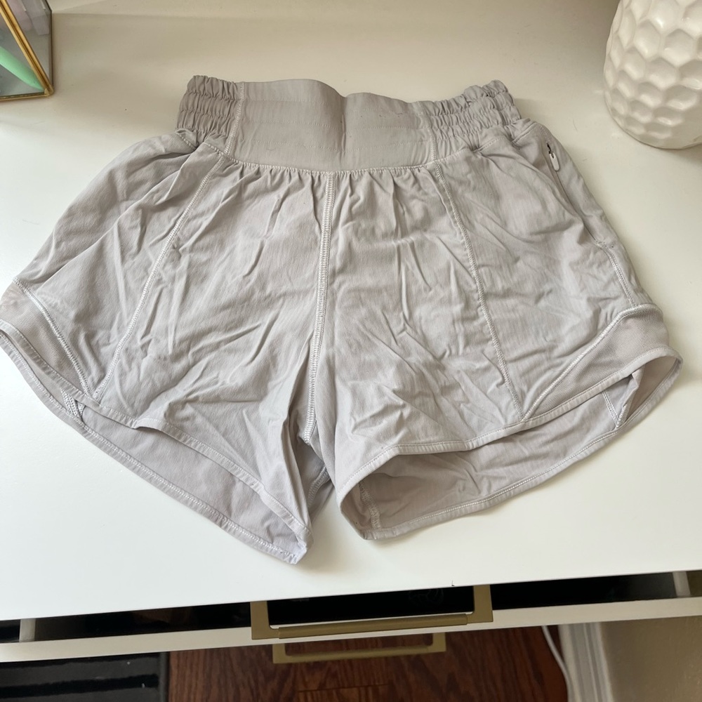 lululemon white hotty hot shorts size 0 4in inseem!!